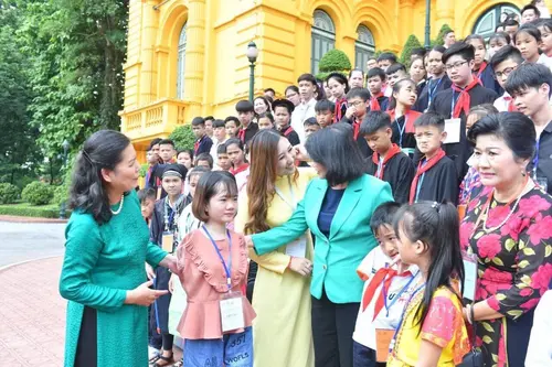 Công Ty Mỹ Phẩm Đông Anh Đồng Hành Cùng Chương Trình "thắp Sáng Những Ước Mơ"