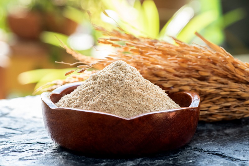 Bột cám gạo chứa nhiều dưỡng chất làm trắng và loại bỏ tế bào chết, bã nhờn trên da