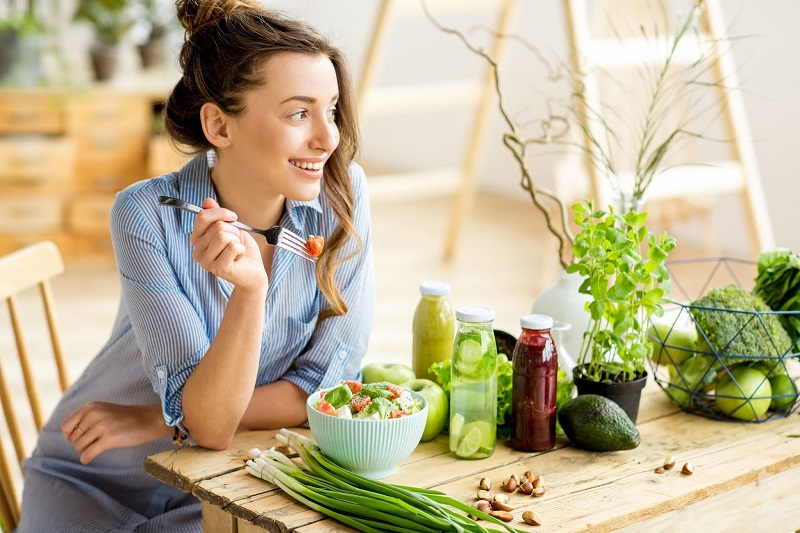 Thực hiện chế độ ăn uống và nghỉ ngơi, sinh hoạt lành mạnh giúp làn da khỏe mạnh và đẹp từ bên trong